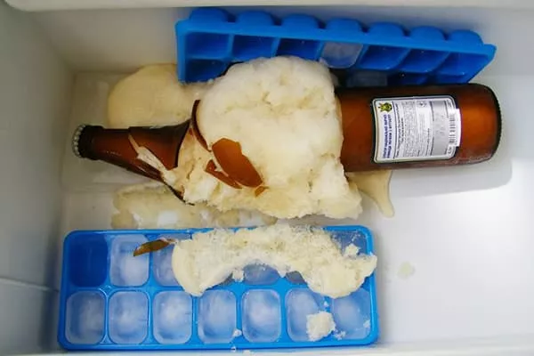 Co dělat, když je pivo zmrzlé v mrazáku: je možné ho pít, jak správně chladit pěnu v plechovkách a lahvích