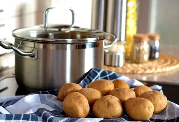 Чи можна зберігати картоплю у воді, як це впливає на продукт