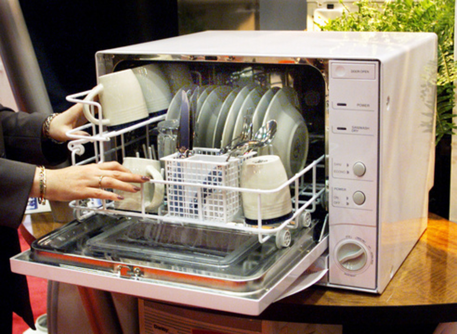 Моющую машинку посудомоечную
