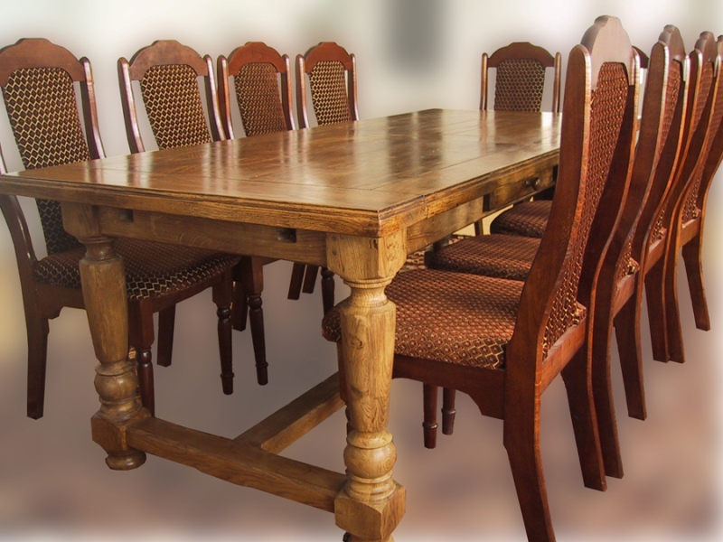 На простом дубовом столе были. Стол деревянный. Массивный деревянный стол. Стол обеденный деревянный большой. Стол кухонный деревянный.