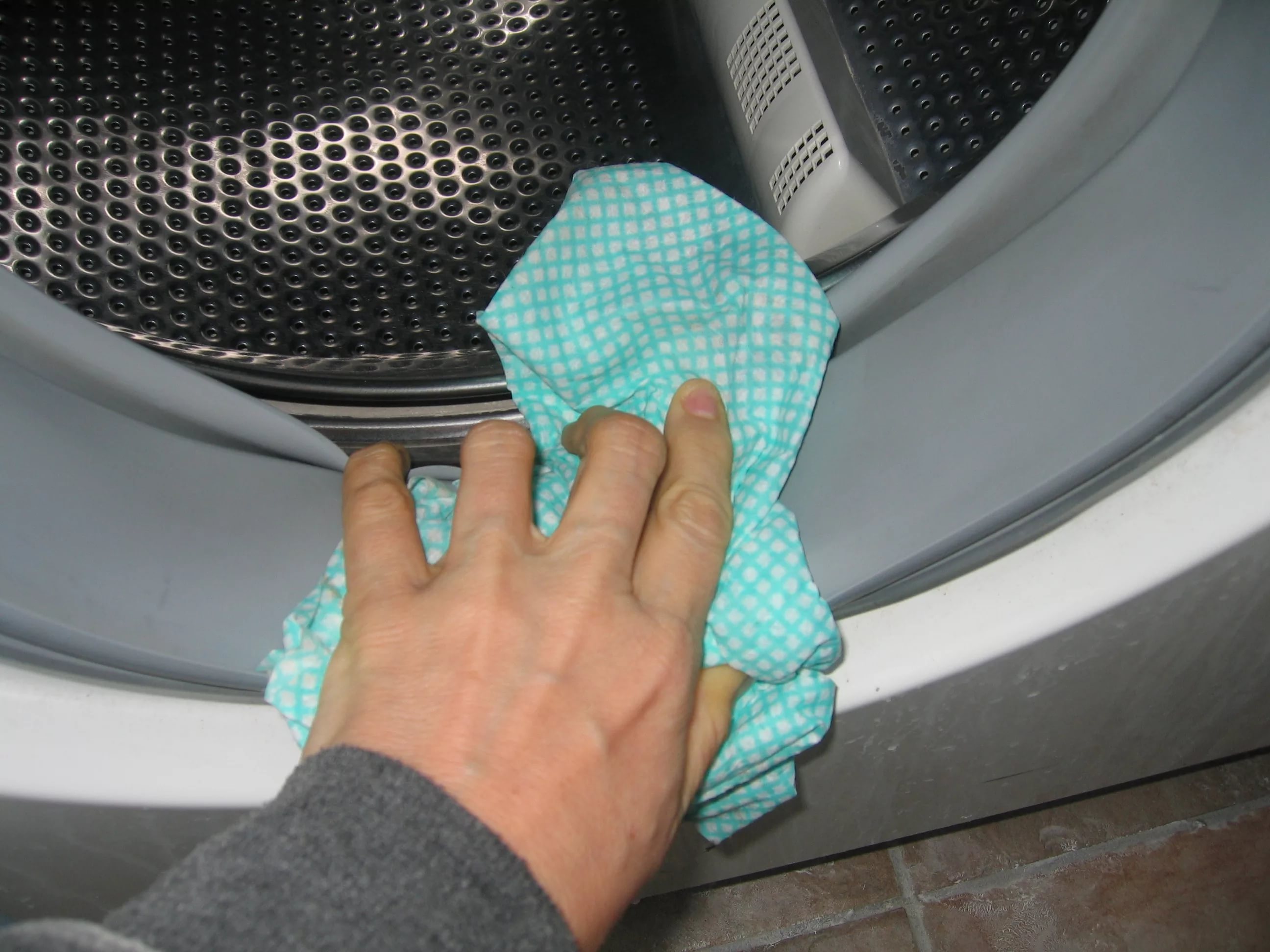 Как очистить стиральную машинку от запаха. Чистка стиральной машины. Протереть резинку машинки стиральной. Очиститель манжеты стиральной машины. Машинки Стиральные автомат внутренние резинки в плесени.