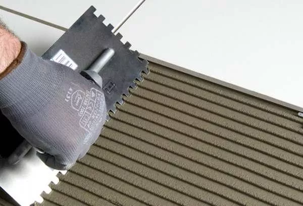 Kolikšna je poraba lepila za ploščice na 1m2, kalkulator za izračun sten in tal glede na znamko, površino in proizvajalca