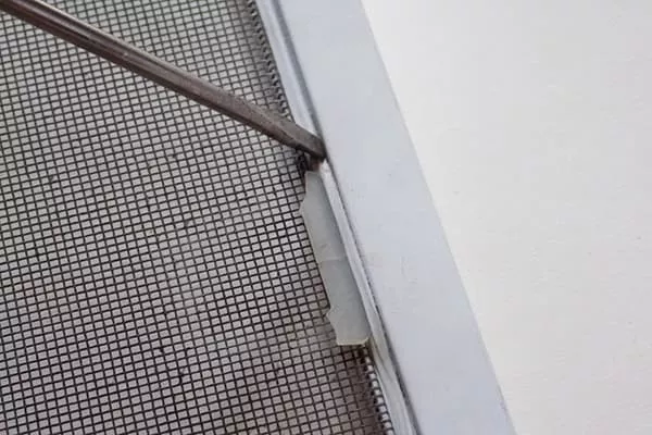 Što učiniti ako su ručke na komarniku slomljene: upute za zamjenu