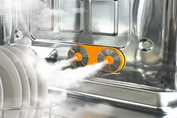Co nelze mýt v myčce: litina, teflon, křišťál a další nevhodné materiály