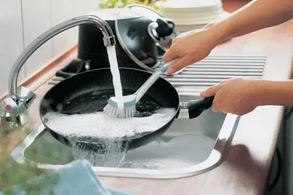 Mogu li oprati vruću tavu ili moram čekati da se ohladi