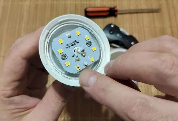 Jak opravit LED žárovku za 2 minuty vlastníma rukama bez speciálních znalostí - jednoduchá oprava spálené lampy doma