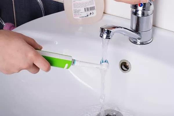 Kako pravilno čistiti četkice za zube i njegovati električnu četkicu za zube - prati sapunom ili ne