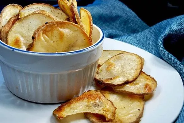 Kako narediti čips iz mikrovalovne pečice doma - preprost recept brez olja in soli