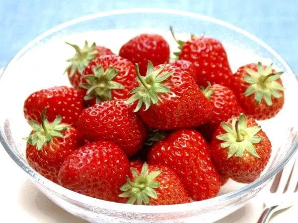 Kako najbolje jesti jagode - prije ili poslije jela: 5 pravila za jedenje bobičastog voća