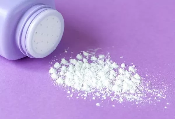 Zašto možete koristiti baby puder u svakodnevnom životu: kod kuće iu vrtu
