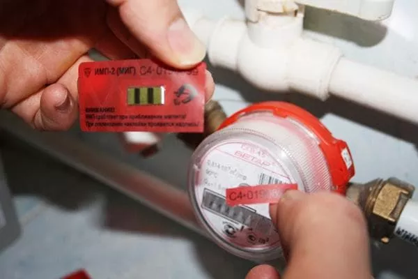 Antimagnetna tesnila na vodomerih in števcih električne energije: kako izgledajo, od česa in na kakšni razdalji delujejo?