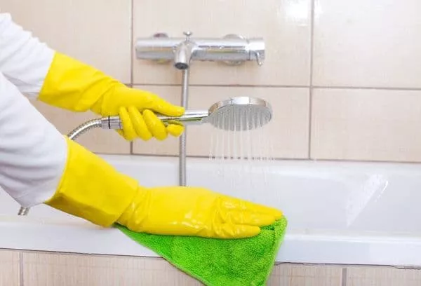 Je možné umývať akrylátovú vaňu so Sanoks a ako to urobiť bez poškodenia materiálu