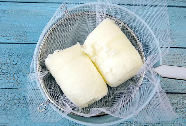 Izdelava skute iz zamrznjenega kefirja. Sir iz kisle smetane, fermentirano pečeno mleko, domači jogurt