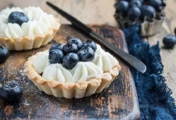 Ukusni i jednostavni dodaci za tartlete na svečanom stolu: s piletinom, gljivama, štapićima od rakova, slatkim svježim sirom