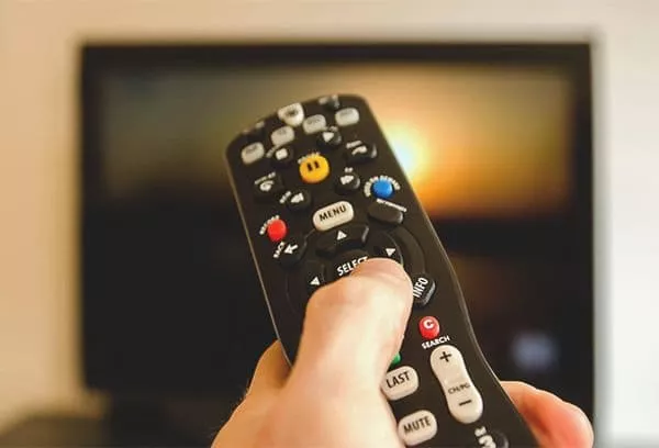 Kako in kako očistiti daljinski upravljalnik televizorja znotraj in zunaj pred umazanijo: zbirka idej in nasvetov