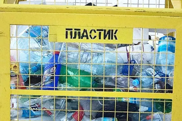 Katero plastiko lahko vržete v zabojnik, katero pa odnesite v reciklažni center