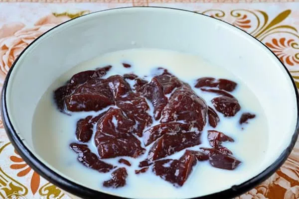 Jak dlouho před vařením namáčet hovězí a vepřová játra v mléce, musím namáčet kuřecí a krůtí játra
