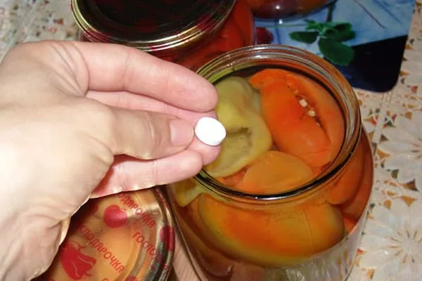 Proč se ke konzervaci přidává aspirin, je škodlivý a jaké existují alternativy