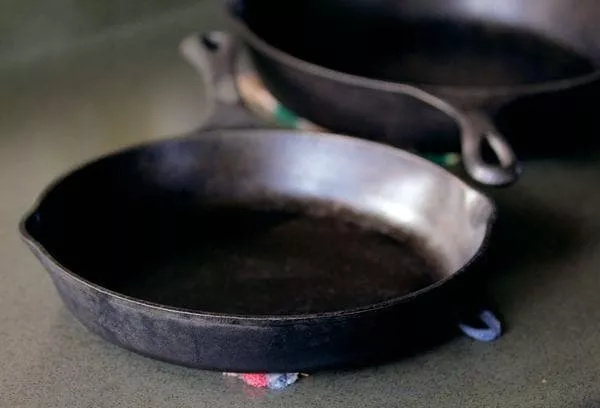 Jak umýt třpytivé pánve pískem: jaké nádobí je pro tuto metodu vhodné, kroky čištění