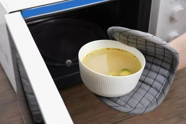Prečo varná doska a nie jedlo v mikrovlnke a ako tento problém vyriešiť