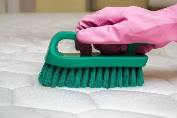 Kako ukloniti miris urina s madraca kod kuće i improviziranih sredstava