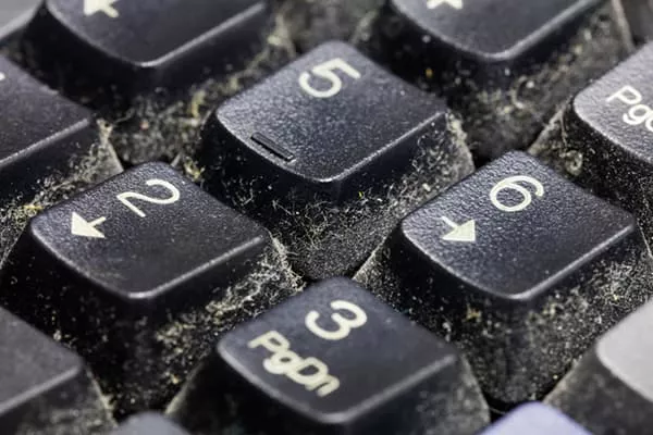 Чи можна чистити клавіатуру звичайним пилососом або спиртом: ризики для ноутбука та звичайної клавіатури
