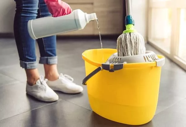 Ali je možno pomivati ​​tla s pralnim praškom, kateri premazi se perejo, razmerja izdelka