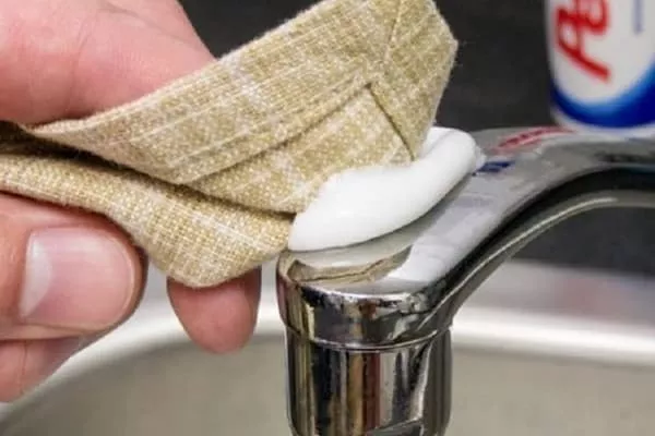Jak i jak czyścić kran z kamienia w domu: najlepsze produkty do instalacji sanitarnych