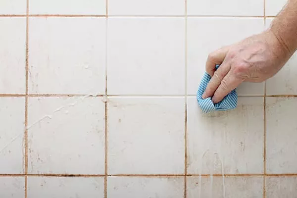 Jak i jak wyczyścić płytki w łazience z kamienia w domu