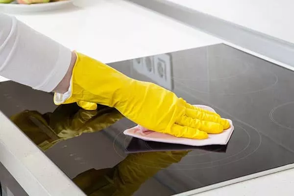 Как и как да измиете индукционния плот: кои продукти са подходящи и кои могат да повредят покритието
